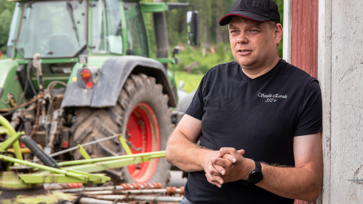 Viljelijä Jari Eerola tilallaan