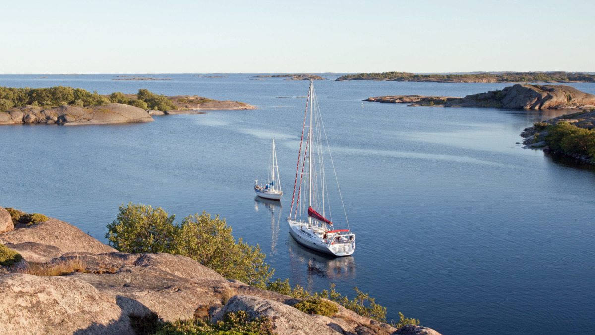 Kaksi pientä purjevenettä Itämerellä.