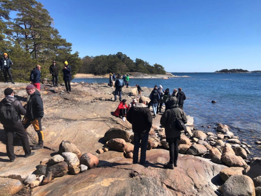 Päivän ohjelmaan oli varattu runsaasti aikaa saareen tutustumiselle. Parhaat keskustelut käytiin rannalla auringonpaisteessa.