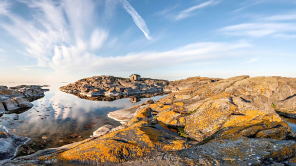 Vanha mökki auringonlaskussa Saaristonmerellä