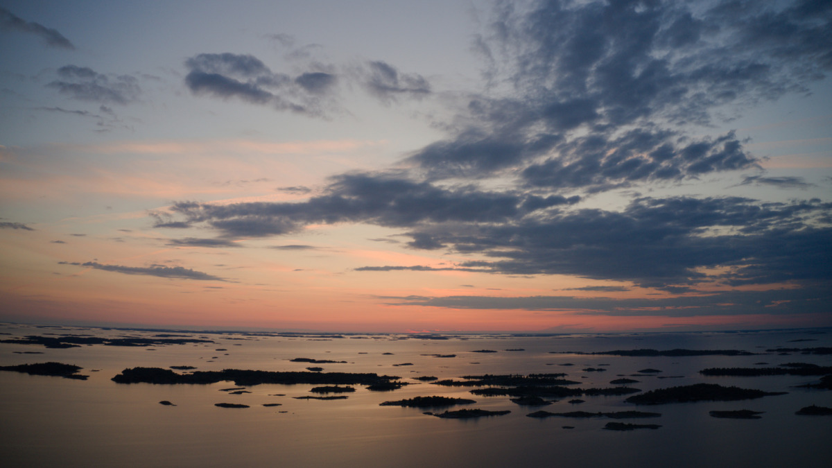 Ilmakuva. Auringonlasku Itämerellä