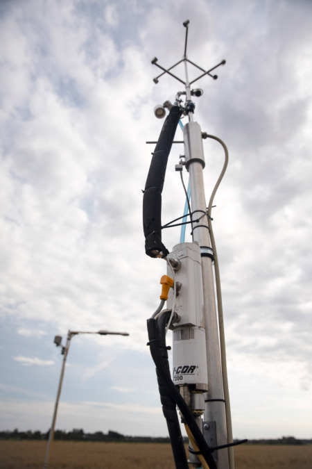 Tutkimusprofessori Jari Liski Haltialan pelolla mittalaitteiston kanssa