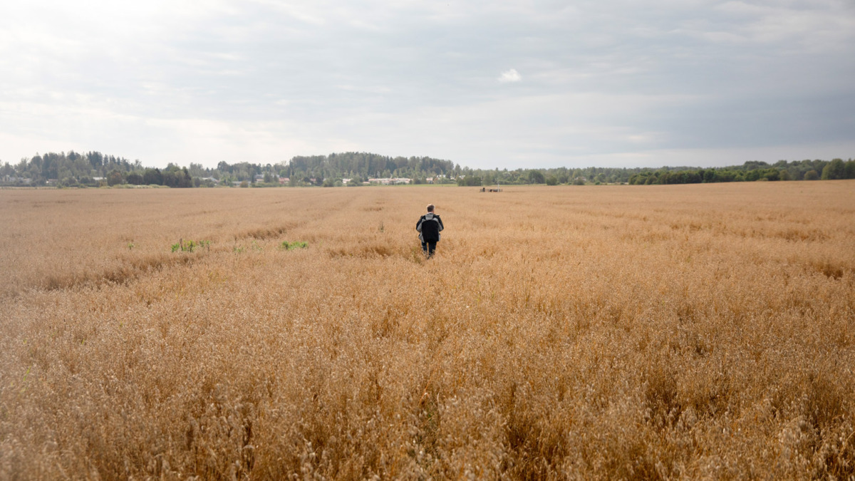 Tukimusprofessori Jari Liski kaukana Haltialan pelloilla