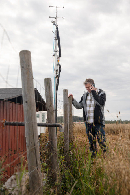 Tutkimusprofessori Jari Liski Haltialan pelolla mittalaitteiston kanssa