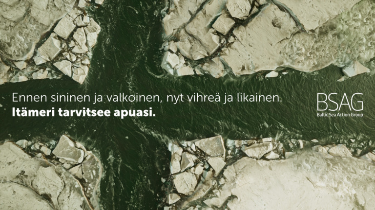 Vihreässä merivedessä kelluu valkeita jäälauttoja. Nämä muodostavat ristilipun muodon.