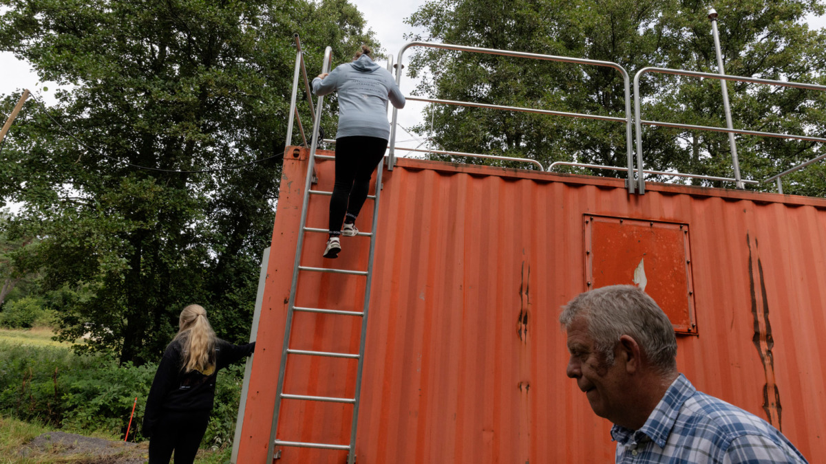 Professori Alf Norkko ja nuoret tutkijat merentutkimusasemalla