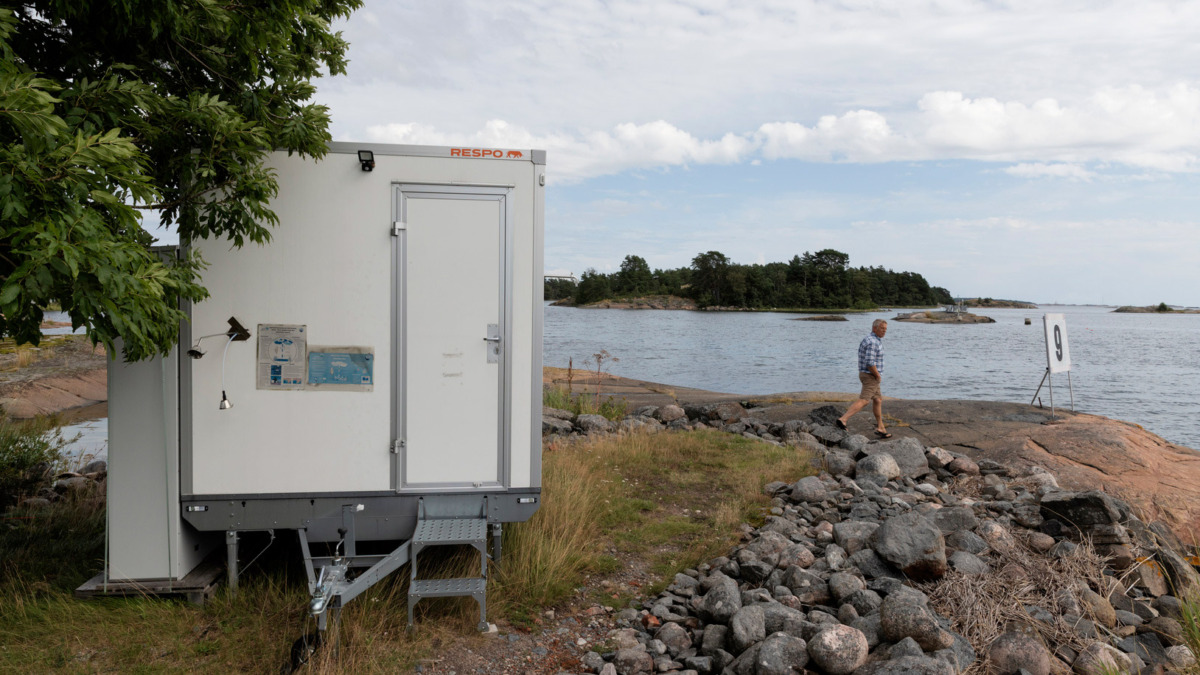 Alf Norkko rantakivillä Tvärminnessä