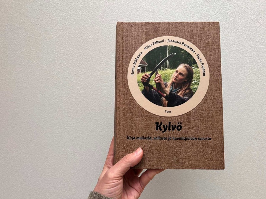 Kylvö-niminen kirja taustaa vasten kuvattuna
